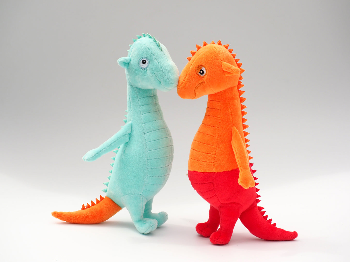 Set van twee Knuffels: Draakje Vurig (groen) en Draakje Vurig oranje/rood